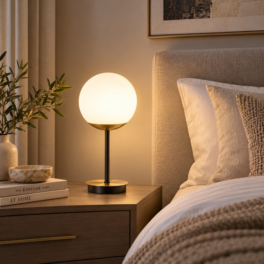 Lume da comodino nero e ottone con sfera in vetro art Clear 1198/P
