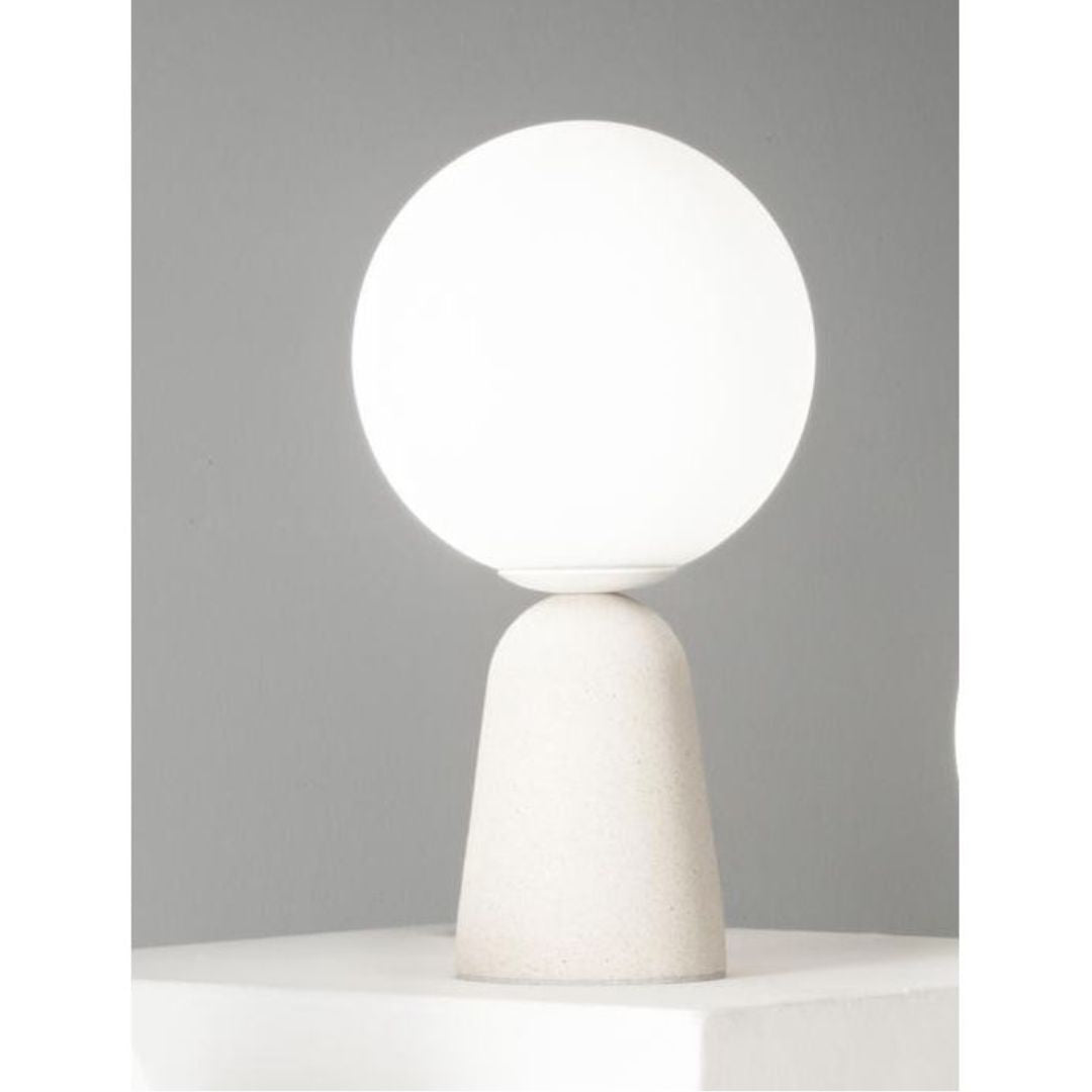 Lume da comodino in cemento e sferetta in vetro bianco art ROCK/L