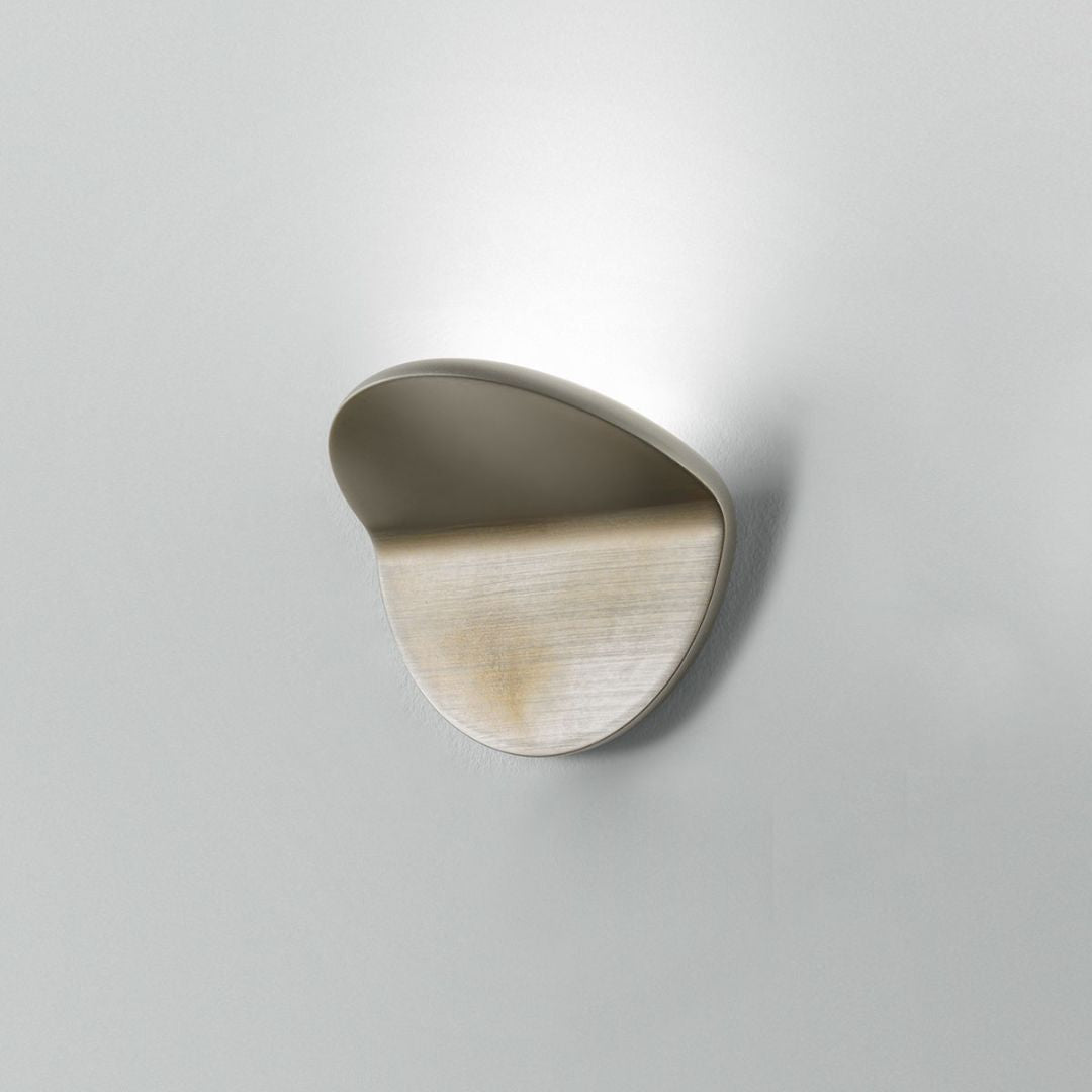 Applique moderna led in metallo piegato art PLUG A