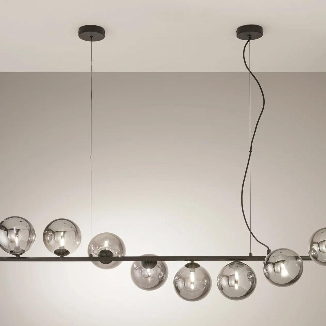 Sospensione lineare 8 luci in metallo e sfere in vetro, due colori oro o nero art. HONEY-S8