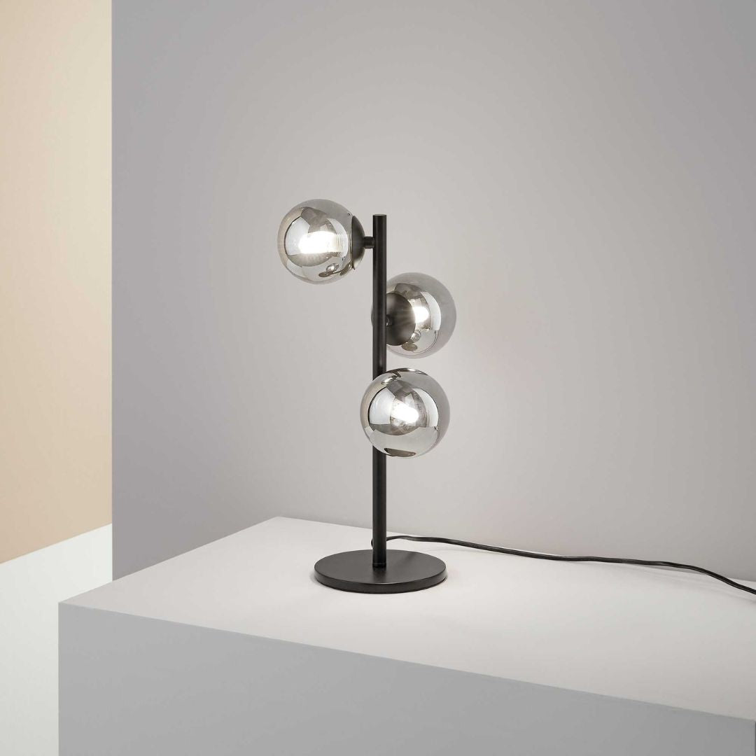 Lampada da tavolo in metallo con sfere in vetro art. Perlage TL3