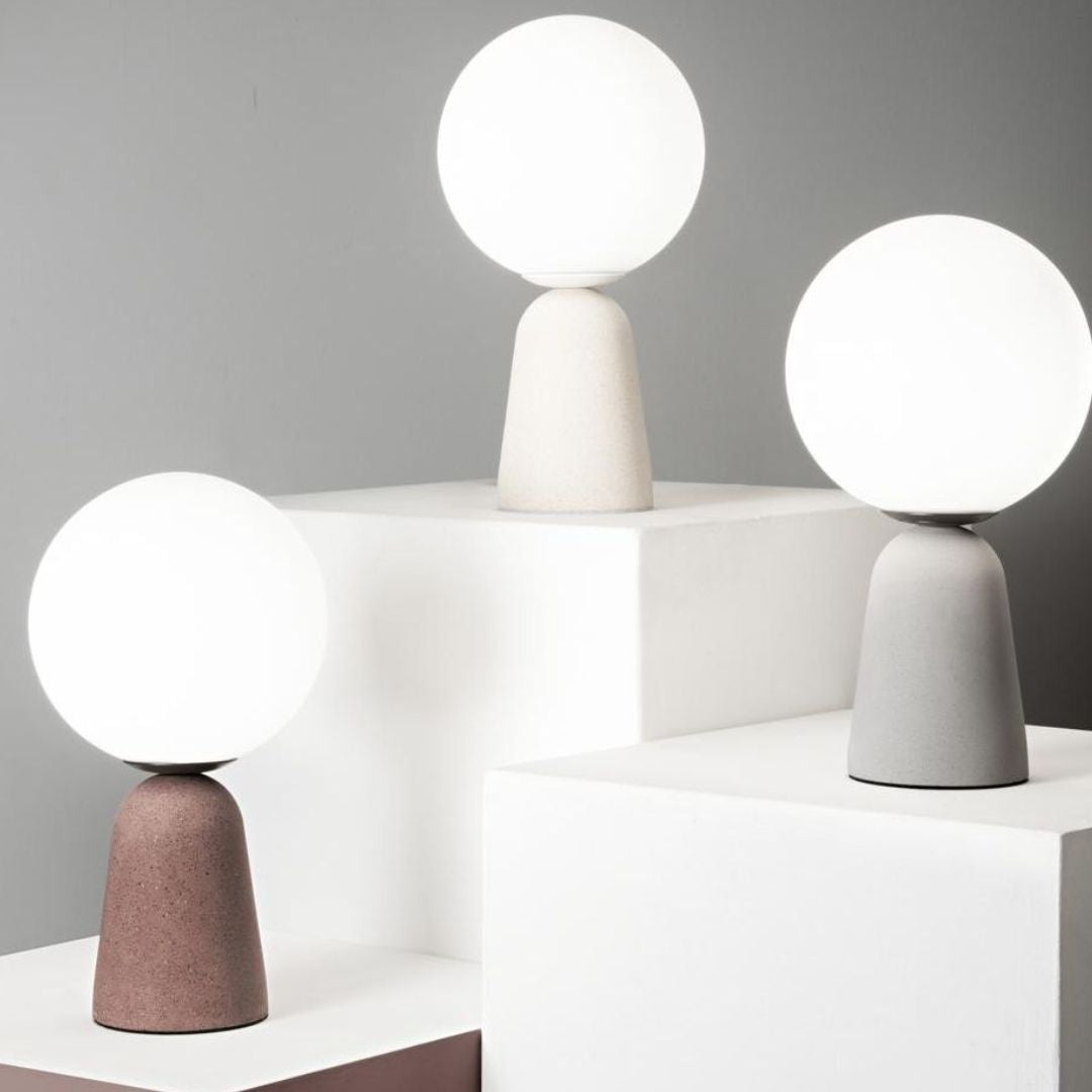 Lume da comodino in cemento e sferetta in vetro bianco art ROCK/L