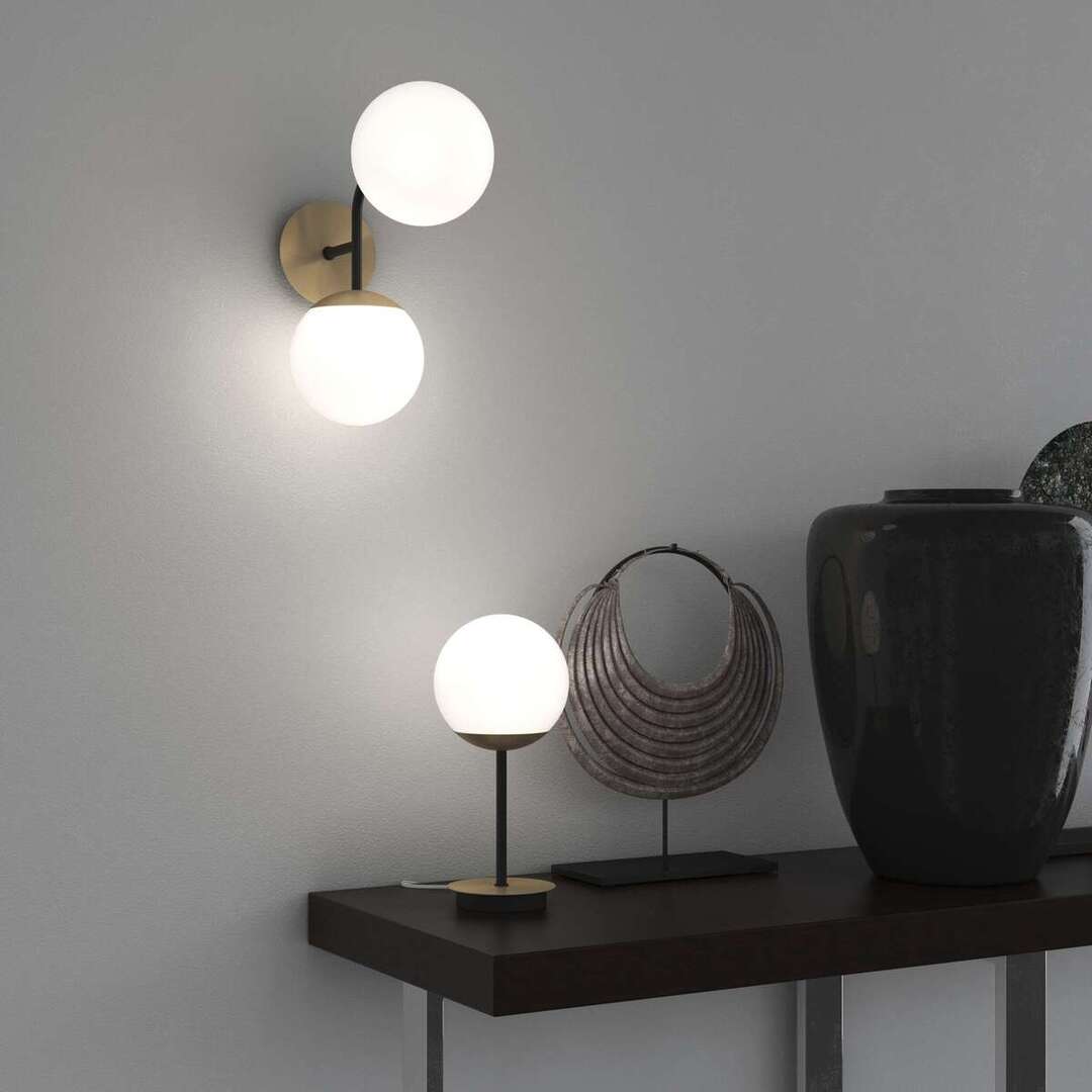 Applique due luci da parete moderna vetro sfera bianca e braccio nero/ottone art Clear 1198/A2