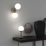 Applique due luci da parete moderna vetro sfera bianca e braccio nero/ottone art Clear 1198/A2